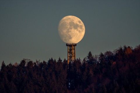 Der Mond steht direkt auf dem Urenkopfturm