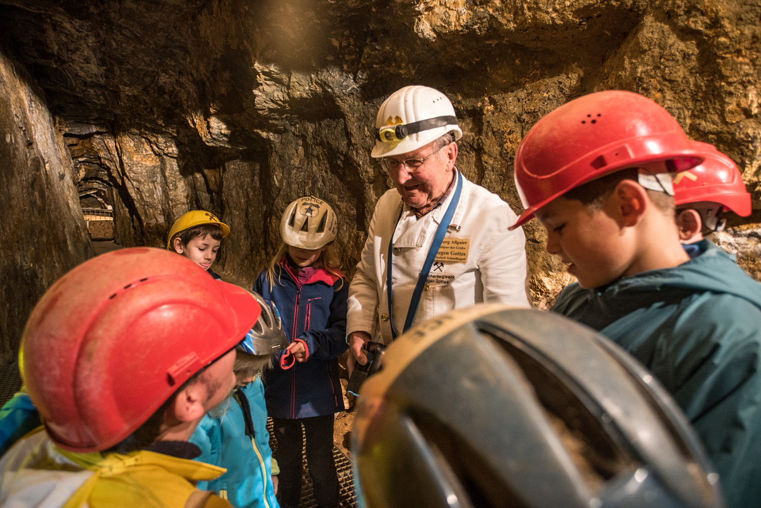 Bergwerksführer Georg Allgaier ist mit Kindern im Besucherbergwerk "Segen Gottes".