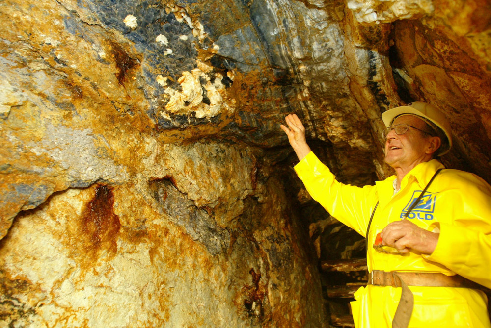 Bergwerksführer Georg Allgaier zeigt verschiedene Mineralien bei einem Erzgang in der Grube "Segen Gottes".