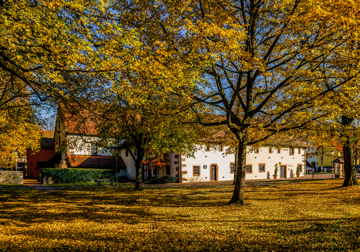Altes Kapuzinerkloster mit Klostergarten in Herbststimmung