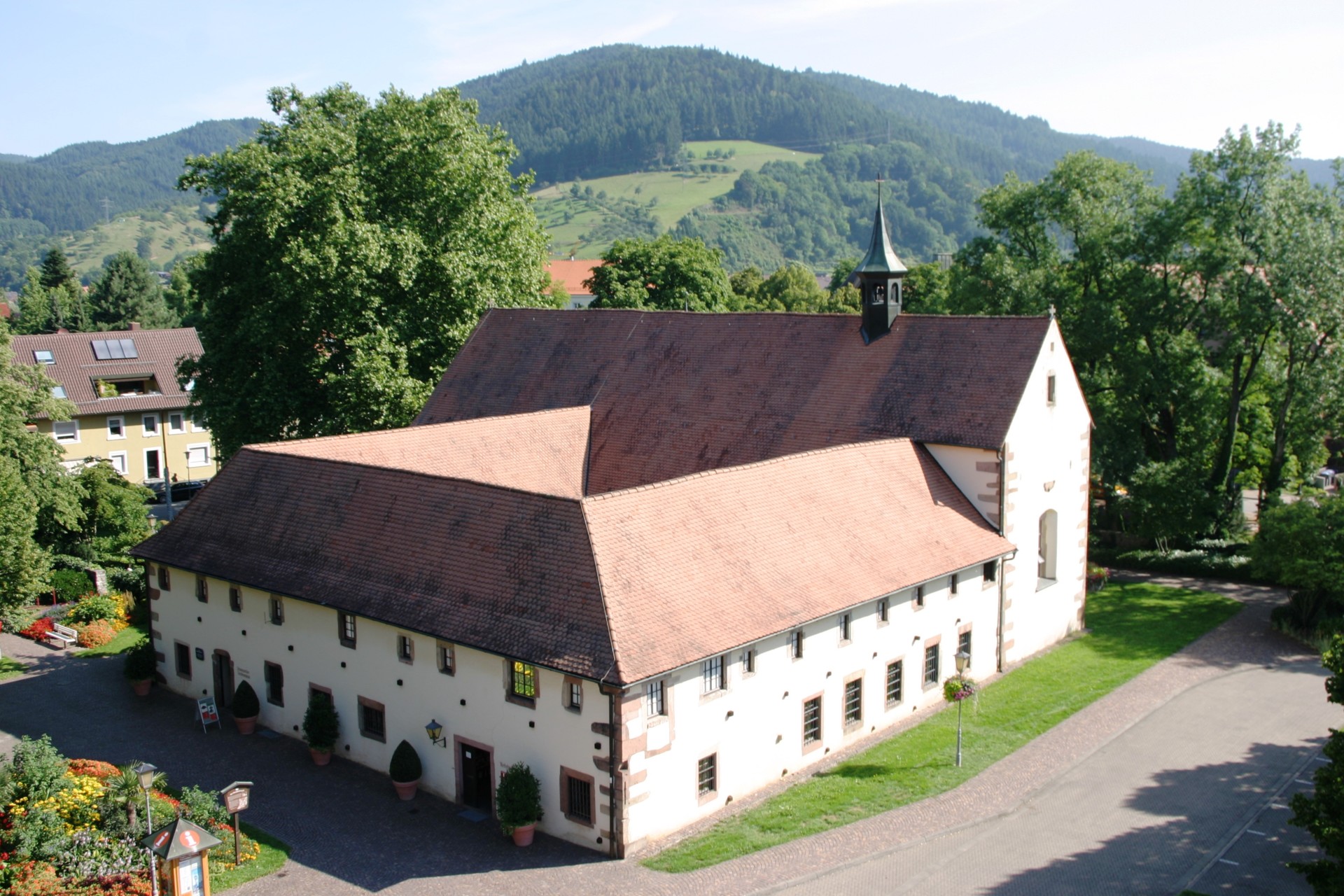 Altes Kapuzinerkloster von oben. Im Kloster sind Tourist Information und Schwarzwälder Trachtenmuseum