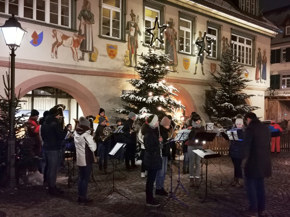 Singen der Haslacher Advents- und Weihnachtslieder mit der Stadtkapelle am Marktplatz